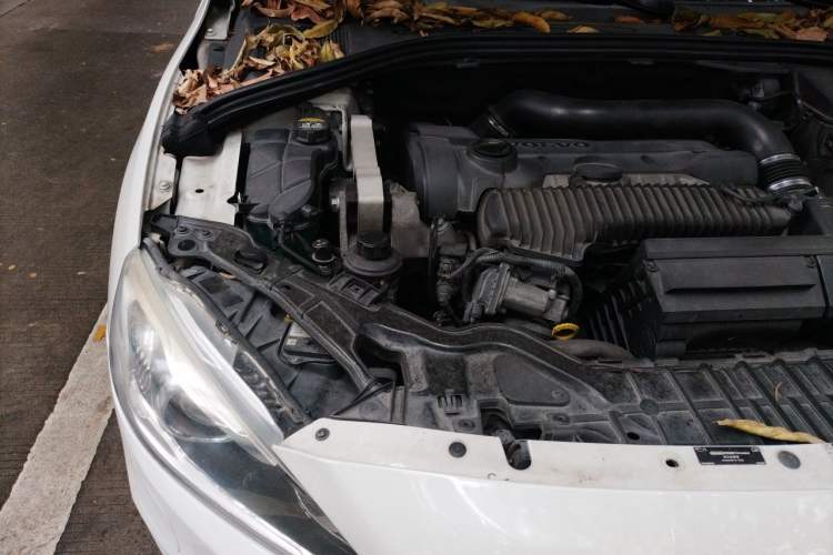 Used Volvo S60 2015 S60L 2.0T Zhiyuan Edition Engine Bay Right