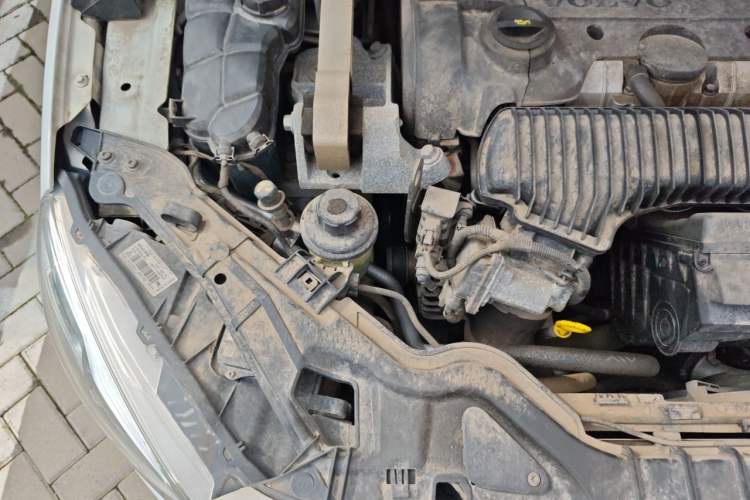 Used Volvo S60 2015 S60L 2.0T Zhiyuan Edition Engine Bay Right
