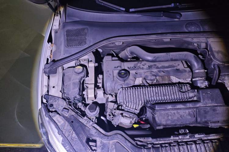 Used Volvo S60 2015 S60L 2.0T Zhiyuan Edition Engine Bay Right
