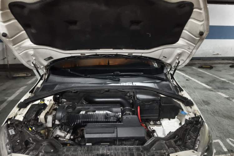 Used Volvo S60 2015 S60L 2.0T Zhiyuan Edition Engine Bay