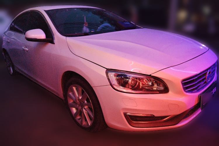 Used Volvo S60 2015 S60L 2.0T Zhiyuan Edition Front Right 45 Deg