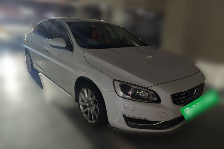 Used Volvo S60 2015 S60L 2.0T Zhiyuan Edition Front Right 45 Deg