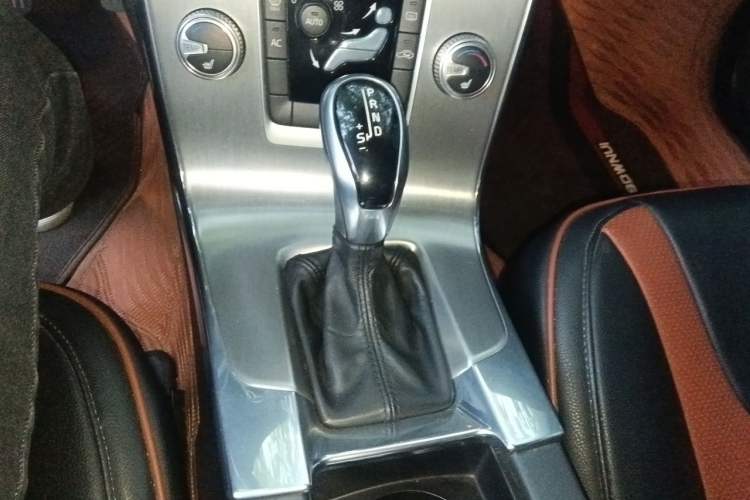 Used Volvo S60 2015 S60L 2.0T Zhiyuan Edition Gear Lever