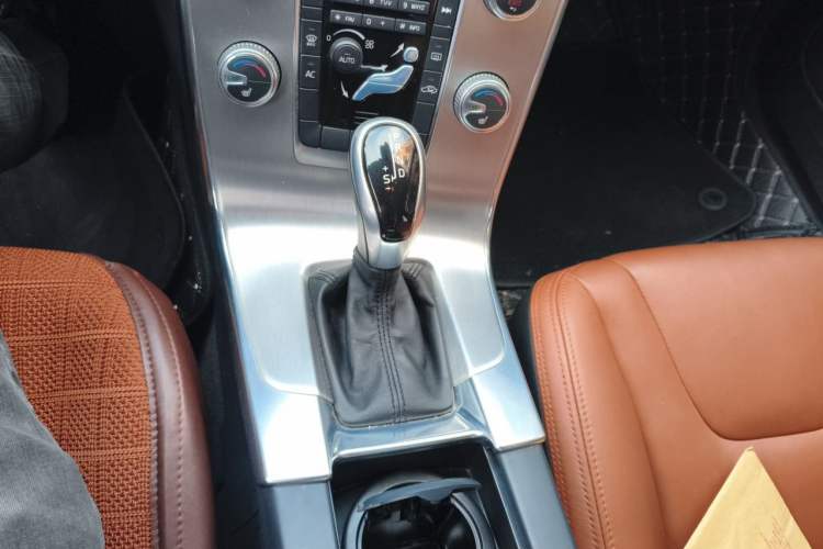 Used Volvo S60 2015 S60L 2.0T Zhiyuan Edition Gear Lever