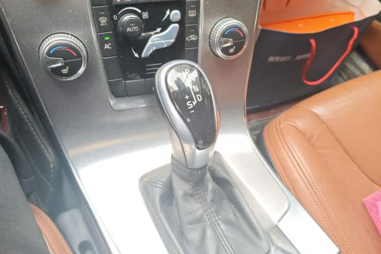 Used Volvo S60 2015 S60L 2.0T Zhiyuan Edition Gear Lever