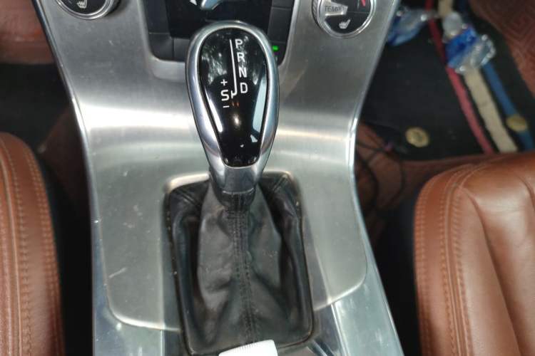 Used Volvo S60 2015 S60L 2.0T Zhiyuan Edition Gear Lever