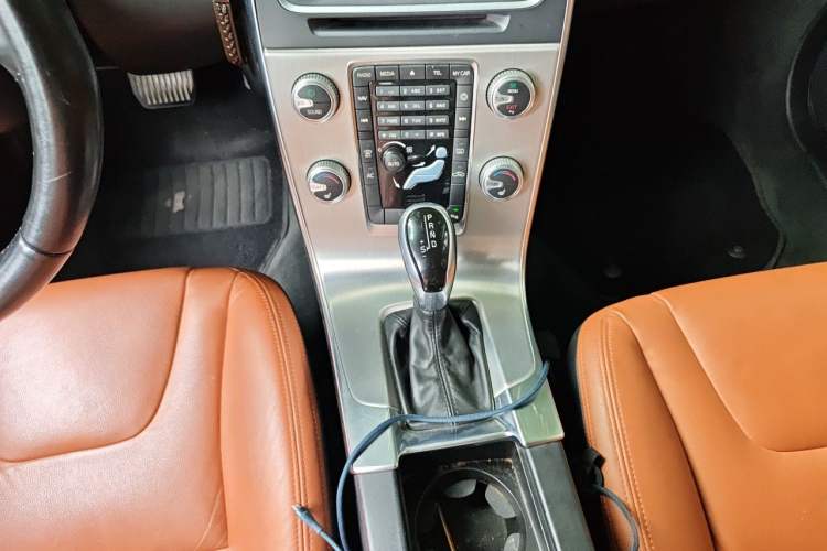 Used Volvo S60 2015 S60L 2.0T Zhiyuan Edition Gear Lever