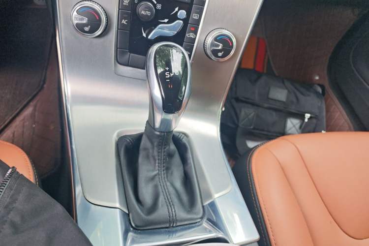 Used Volvo S60 2015 S60L 2.0T Zhiyuan Edition Gear Lever