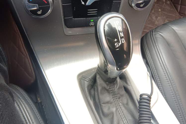 Used Volvo S60 2015 S60L 2.0T Zhiyuan Edition Gear Lever