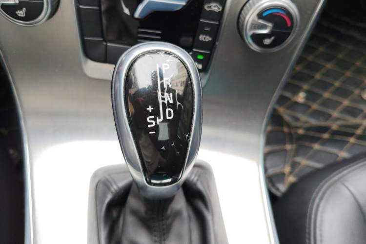 Used Volvo S60 2015 S60L 2.0T Zhiyuan Edition Gear Lever