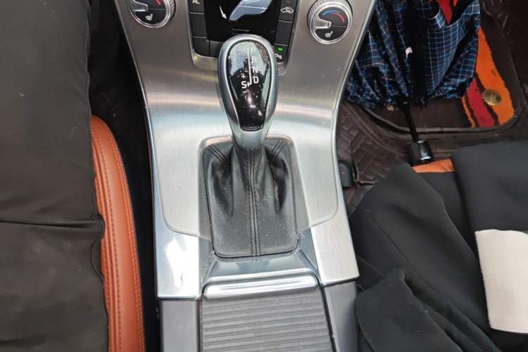 Used Volvo S60 2015 S60L 2.0T Zhiyuan Edition Gear Lever