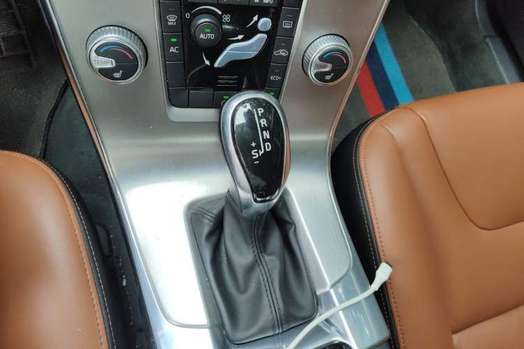 Used Volvo S60 2015 S60L 2.0T Zhiyuan Edition Gear Lever