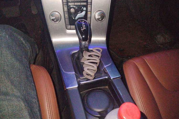 Used Volvo S60 2015 S60L 2.0T Zhiyuan Edition Gear Lever