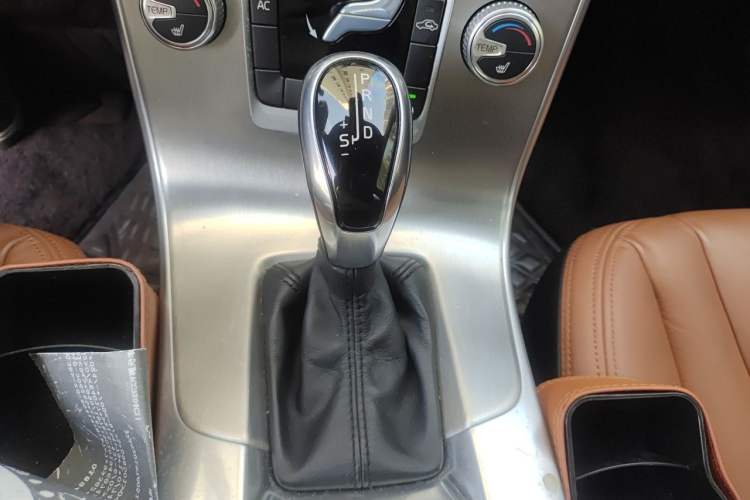 Used Volvo S60 2015 S60L 2.0T Zhiyuan Edition Gear Lever