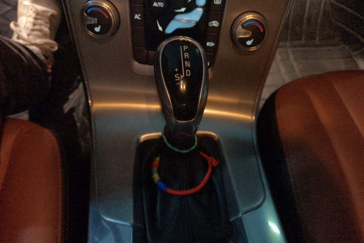 Used Volvo S60 2015 S60L 2.0T Zhiyuan Edition Gear Lever
