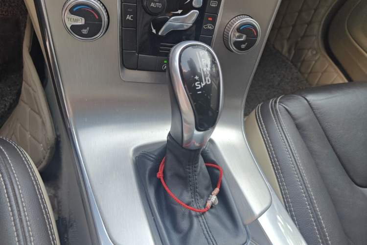Used Volvo S60 2015 S60L 2.0T Zhiyuan Edition Gear Lever