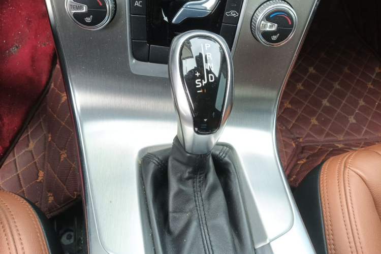 Used Volvo S60 2015 S60L 2.0T Zhiyuan Edition Gear Lever