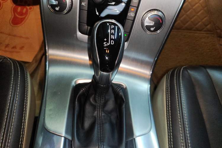 Used Volvo S60 2015 S60L 2.0T Zhiyuan Edition Gear Lever