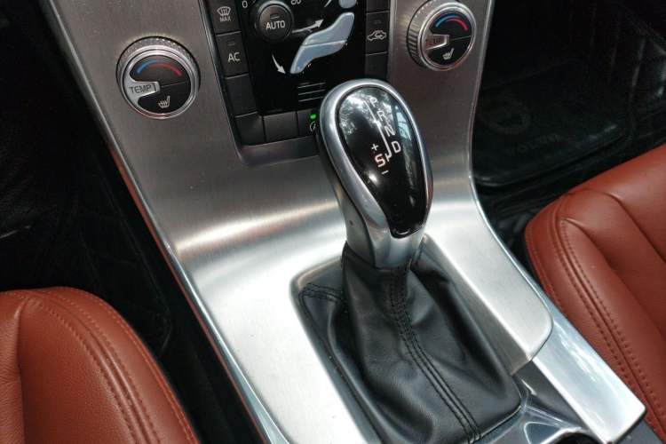 Used Volvo S60 2015 S60L 2.0T Zhiyuan Edition Gear Lever