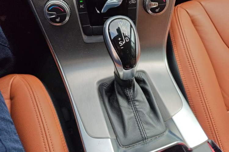 Used Volvo S60 2015 S60L 2.0T Zhiyuan Edition Gear Lever