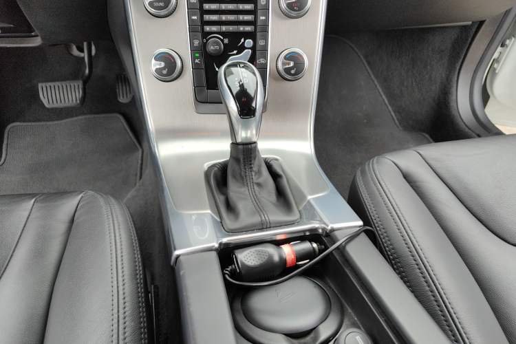 Used Volvo S60 2015 S60L 2.0T Zhiyuan Edition Gear Lever