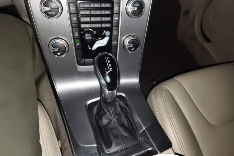 Used Volvo S60 2015 S60L 2.0T Zhiyuan Edition Gear Lever