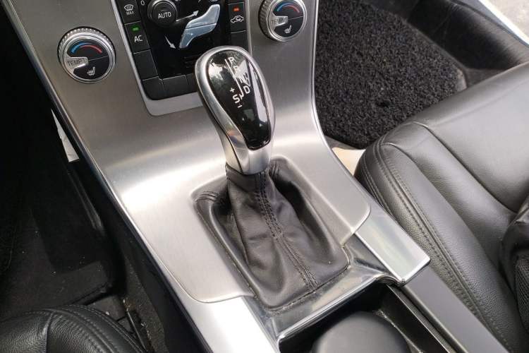 Used Volvo S60 2015 S60L 2.0T Zhiyuan Edition Gear Lever