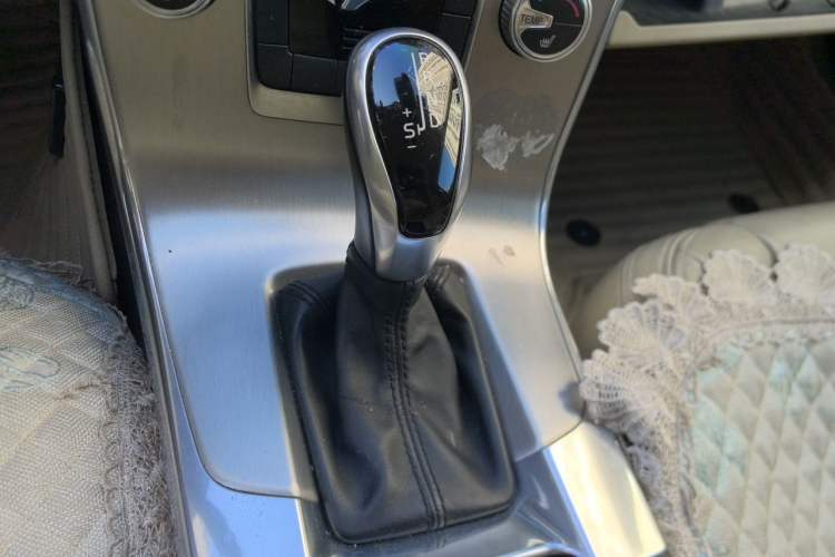 Used Volvo S60 2015 S60L 2.0T Zhiyuan Edition Gear Lever