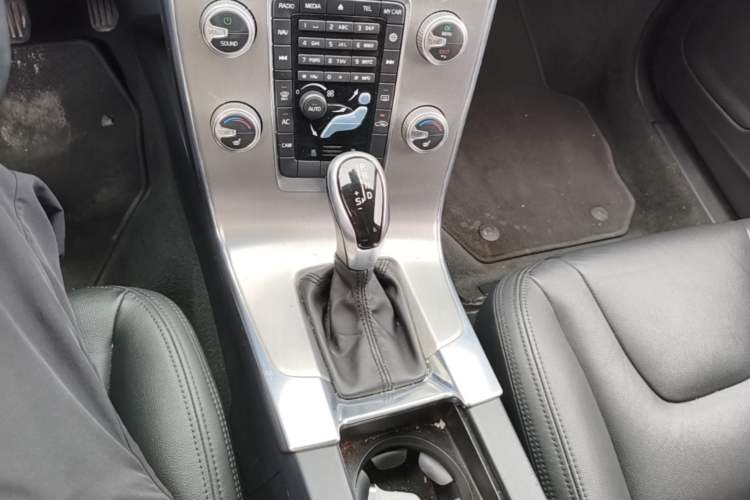Used Volvo S60 2015 S60L 2.0T Zhiyuan Edition Gear Lever