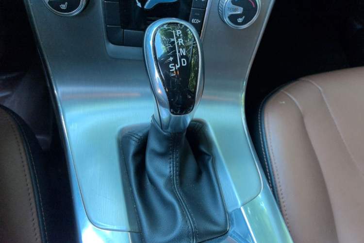 Used Volvo S60 2015 S60L 2.0T Zhiyuan Edition Gear Lever