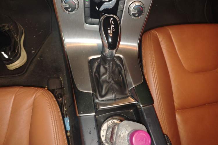Used Volvo S60 2015 S60L 2.0T Zhiyuan Edition Gear Lever