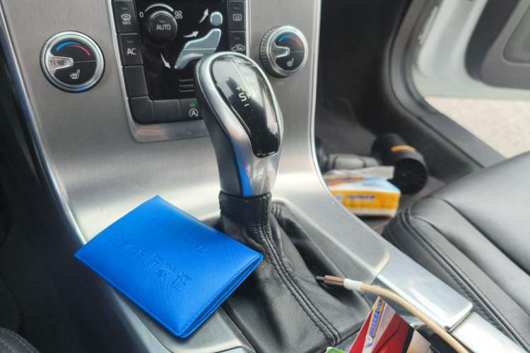 Used Volvo S60 2015 S60L 2.0T Zhiyuan Edition Gear Lever