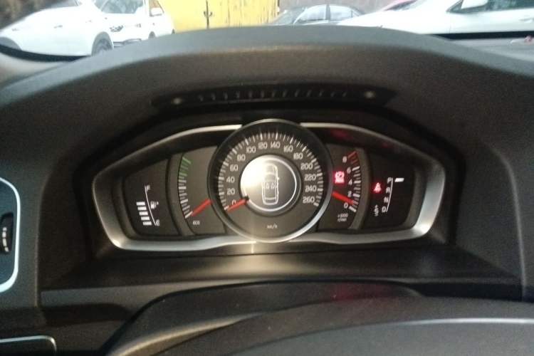 Used Volvo S60 2015 S60L 2.0T Zhiyuan Edition Instrument Cluster