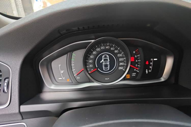 Used Volvo S60 2015 S60L 2.0T Zhiyuan Edition Instrument Cluster