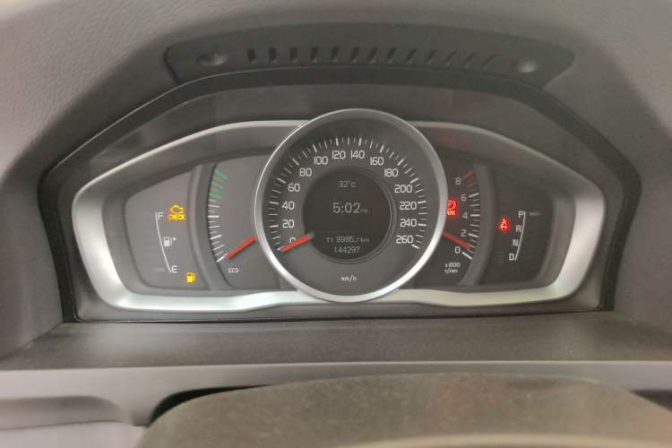 Used Volvo S60 2015 S60L 2.0T Zhiyuan Edition Instrument Cluster