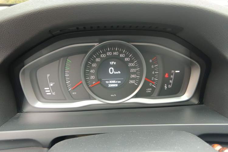 Used Volvo S60 2015 S60L 2.0T Zhiyuan Edition Instrument Cluster