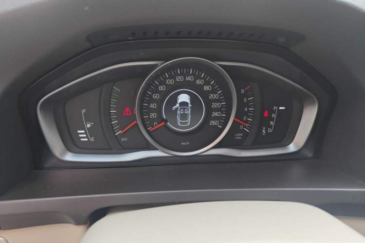 Used Volvo S60 2015 S60L 2.0T Zhiyuan Edition Instrument Cluster