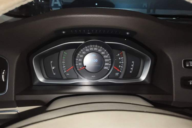 Used Volvo S60 2015 S60L 2.0T Zhiyuan Edition Instrument Cluster