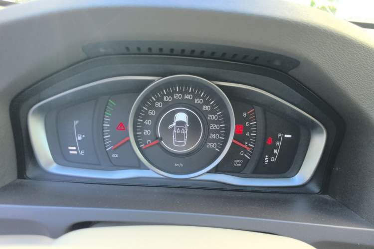 Used Volvo S60 2015 S60L 2.0T Zhiyuan Edition Instrument Cluster