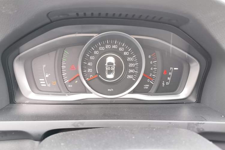 Used Volvo S60 2015 S60L 2.0T Zhiyuan Edition Instrument Cluster