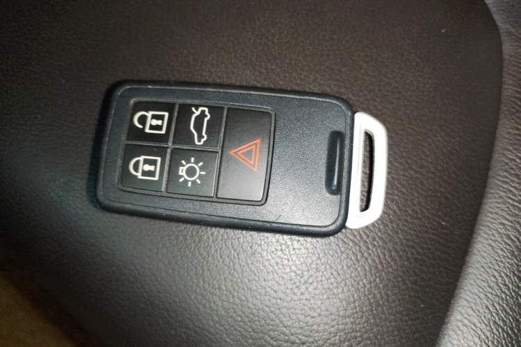 Used Volvo S60 2015 S60L 2.0T Zhiyuan Edition Interior 1