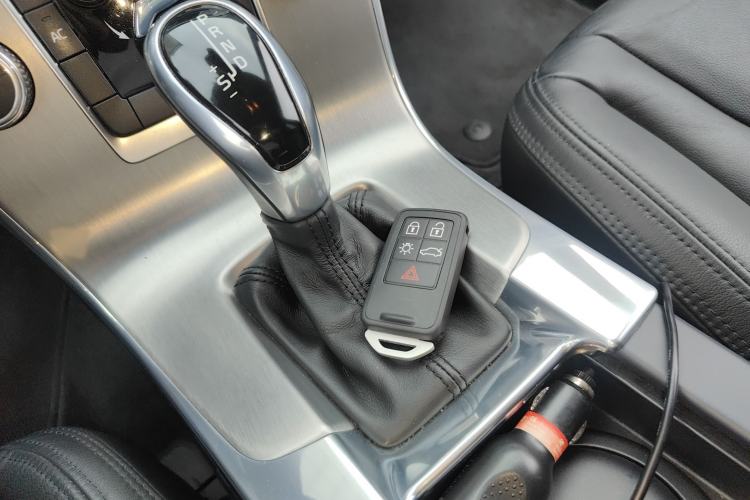 Used Volvo S60 2015 S60L 2.0T Zhiyuan Edition Interior 1