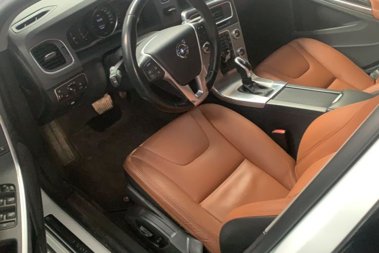 Used Volvo S60 2015 S60L 2.0T Zhiyuan Edition Interior 2
