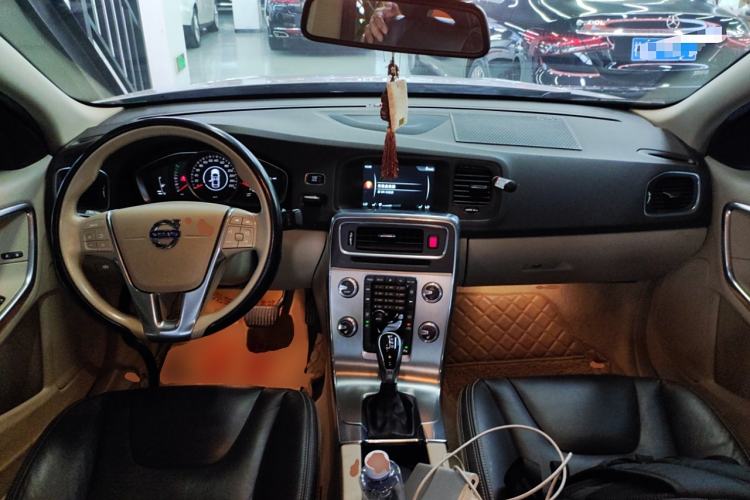 Used Volvo S60 2015 S60L 2.0T Zhiyuan Edition Interior 2