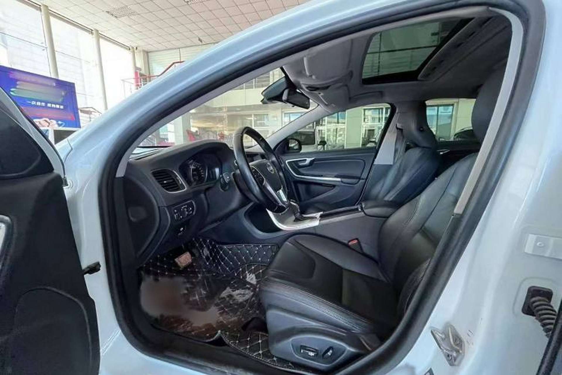 Used Volvo S60 2015 S60L 2.0T Zhiyuan Edition Interior 2