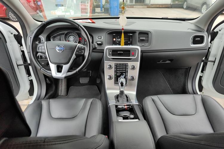 Used Volvo S60 2015 S60L 2.0T Zhiyuan Edition Interior 2