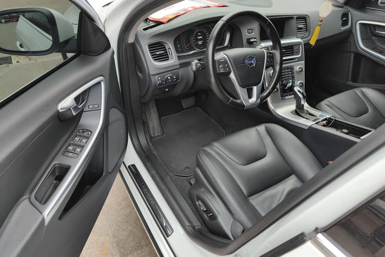 Used Volvo S60 2015 S60L 2.0T Zhiyuan Edition Interior 3