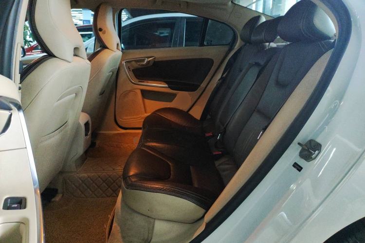 Used Volvo S60 2015 S60L 2.0T Zhiyuan Edition Interior 4