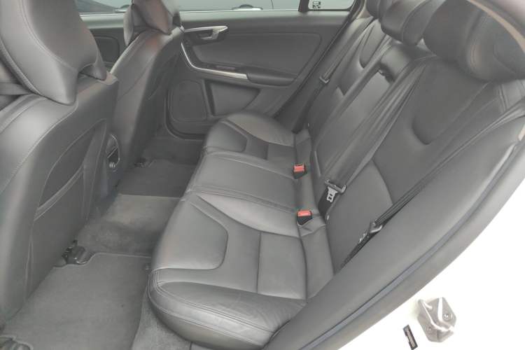 Used Volvo S60 2015 S60L 2.0T Zhiyuan Edition Interior 4