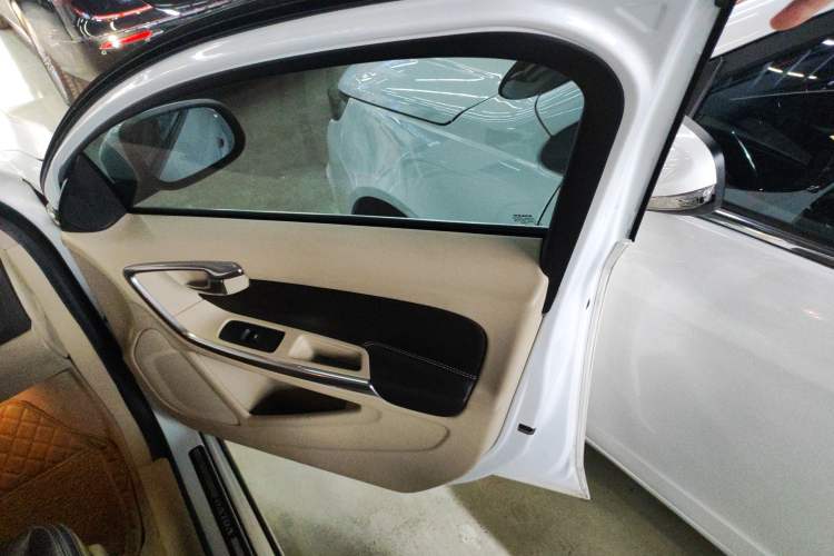 Used Volvo S60 2015 S60L 2.0T Zhiyuan Edition Interior 5